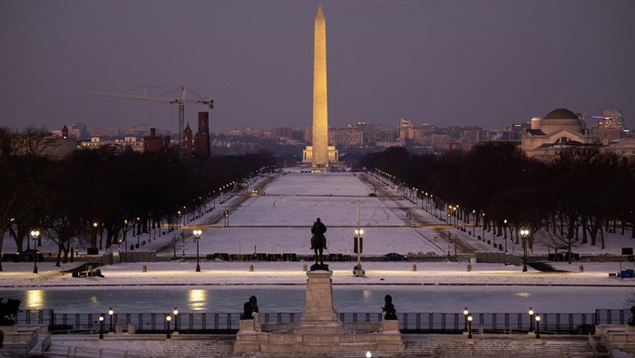 Melihat Gladibersih Pelantikan Presiden AS Donald Trump The Washington Monument is pictured at sunrise ahead of the presidential inauguration of U.S. President-elect Donald Trump, in Washington, U.S., January 12, 2025. REUTERS/Marko Djurica