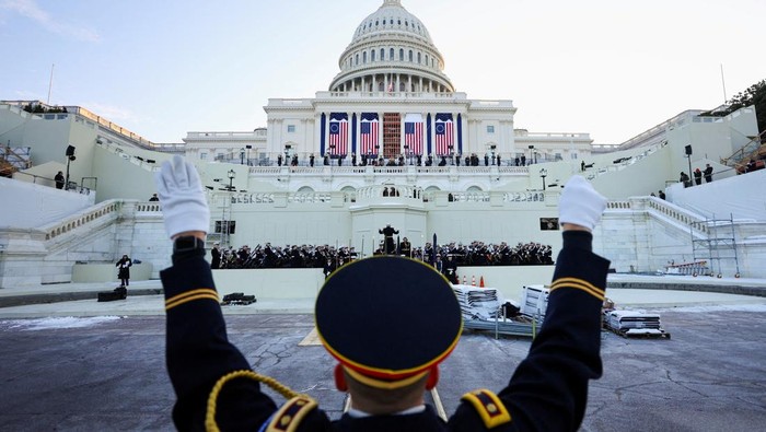 Melihat Gladibersih Pelantikan Presiden AS Donald Trump A band performs during a rehearsal in front of the U.S. Capitol ahead of the presidential inauguration of U.S. President-elect Donald Trump, in Washington, U.S., January 12, 2025. REUTERS/Fabrizio Bensch TPX IMAGES OF THE DAY