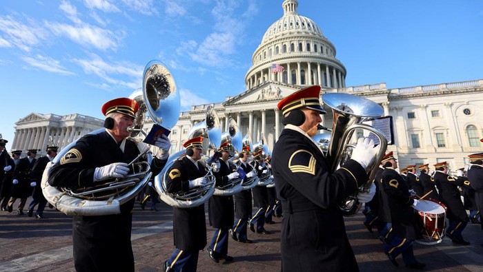 Melihat Gladibersih Pelantikan Presiden AS Donald Trump A band performs during a rehearsal in front of the U.S. Capitol ahead of the presidential inauguration of U.S. President-elect Donald Trump, in Washington, U.S., January 12, 2025. REUTERS/Fabrizio Bensch TPX IMAGES OF THE DAY