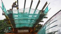 Progres pembangunan LRT Jakarta Fase 1B Velodrome-Manggarai senilai Rp5,5 triliun tersebut telah mencapai 42,3 persen per akhir Desember 2024.  