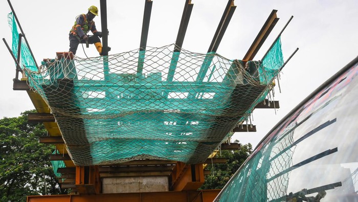 Melihat Progres Pembangunan LRT Velodrome-Manggarai Fase 1B Pekerja menyelesaikan pembangunan stasiun kereta ringan atau Light Rail Transit (LRT) Jakarta fase 1B rute Velodrome-Manggarai di Matraman, Jakarta, Minggu (12/1/2025). Progres pembangunan LRT Jakarta Fase 1B Velodrome-Manggarai senilai Rp5,5 triliun tersebut telah mencapai 42,3 persen per akhir Desember 2024 dan ditargetkan rampung pada Agustus 2026. ANTARA FOTO/Sulthony Hasanuddin/foc.