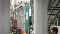 Pekerja menyelesaikan pembangunan stasiun kereta ringan atau Light Rail Transit (LRT) Jakarta fase 1B rute Velodrome-Manggarai di Matraman, Jakarta, Minggu (12/1/2025).   