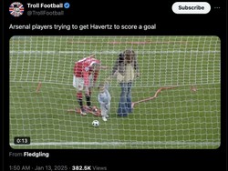 Meme ini meledek Arsenal yang susah banget menjebol gawang MU. Foto: dok. Internet/X (Twitter)