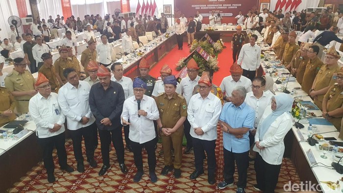 Menko Pangan Zulkifli Hasan usai Rakor Pangan di Griya Agung.