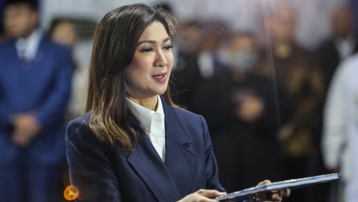 Menteri Komdigi Lantik Pejabat Kementerian, Ada Raline Shah Direktur Jenderal Komunikasi Publik dan Media Kementerian Komunikasi dan Digital Fifi Aleyda Yahya saat dilantik di Kementerian Komunikasi dan Digital, Jakarta, Senin (13/1/2025). Pelantikan para pejabat di lingkungan Kementerian Komunikasi dan Digital (Komdigi) ini dilakukan setelah pemerintah merombak kementerian yang sebelumnya bernama Kementerian Komunikasi dan Informatika. ANTARA FOTO/Asprilla Dwi Adha/YU