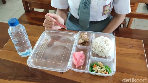 Menu Makan Bergizi Gratis di Tabanan, Bali, menggunakan wadah plastik, Senin (13/1/2025).