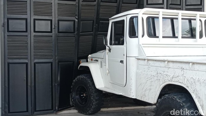Mobil jip yang ditabrakan CU ke gerbang rumah kakaknya.
