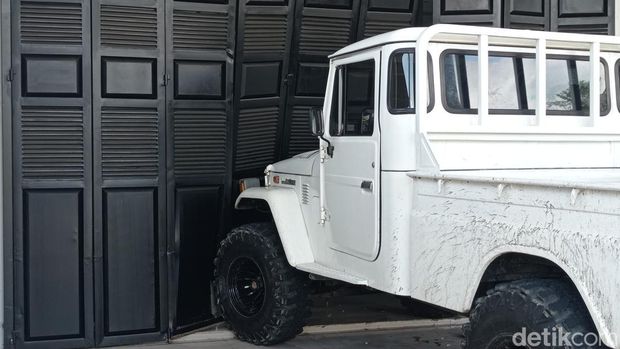 Mobil jip yang ditabrakan CU ke gerbang rumah kakaknya.