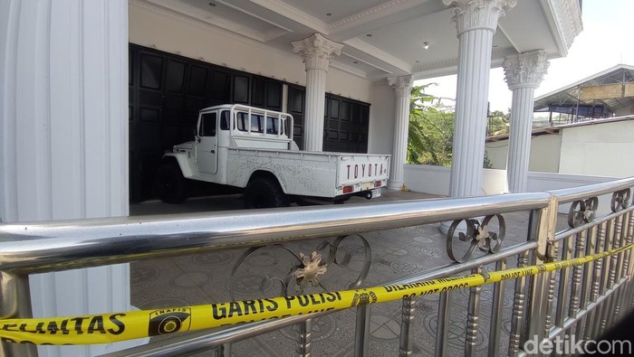Mobil jip yang ditabrakan CU ke gerbang rumah kakaknya.
