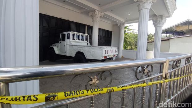 Mobil jip yang ditabrakan CU ke gerbang rumah kakaknya.