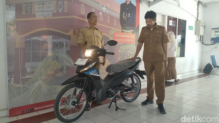 Motor baru untuk bidan teladan, Rusmiati Aminuddin yang akan diserahkan Pemkab Polman.