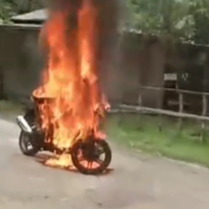 Motor guru di Sumenep dibakar