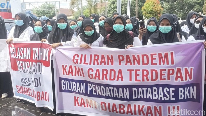 Nakes honorer di Bone menggelar aksi demonstrasi terkait seleksi PPPK.