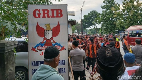 Kondisi Ormas Pemuda Pancasila Blora mendatangi kantor GRIB Jaya Blora berada di wilayah Kecamatan Ngawen, Kabupaten Blora, Senin (13/1/2025).