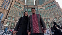 Oki Setiana Dewi menegaskan lagi gak ada hal aneh di rumah tangganya meski sedang berhubungan jarak jauh dengan suami. Kalau ada yang nanya ya dijawab itu gak benar. Kalau gak ada yang nanya, ya gak perlu juga cerita panjang lebar, toh nanti juga hilang sendiri beritanya, katanya. (Foto: Instagram@oryvitrio)