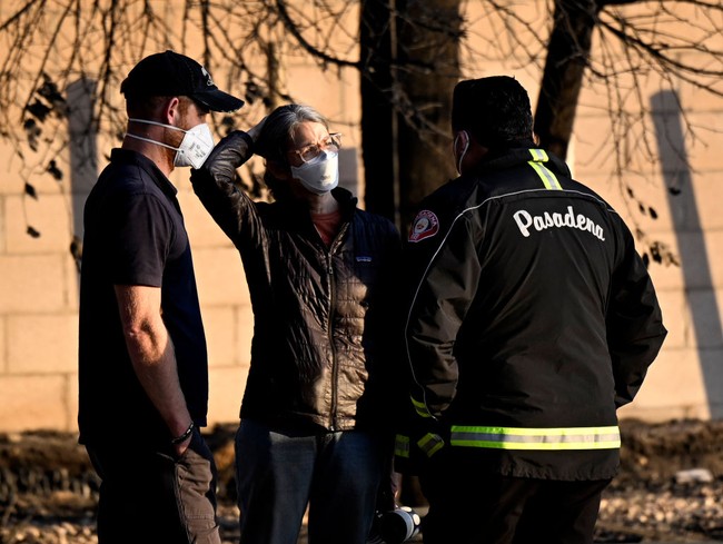 Pangeran Harry dan Meghan Markle mendatangi korban dan meninjau lokasi kebakaran yang melanda Los Angeles, Amerika Serikat. Pada Jumat (10/2/2025), keduanya datang ke kawasan 2858 Highview Ave. dan Altadena Dr. yang hancur akibat kebakaran. Foto: Keith Birmingham/MediaNews Group/Pasadena Star-News via Getty Images