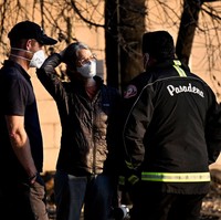 Pangeran Harry dan Meghan Markle mendatangi korban dan meninjau lokasi kebakaran yang melanda Los Angeles, Amerika Serikat. Pada Jumat (10/2/2025), keduanya datang ke kawasan 2858 Highview Ave. dan Altadena Dr. yang hancur akibat kebakaran. Foto: Keith Birmingham/MediaNews Group/Pasadena Star-News via Getty Images