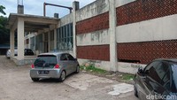 Berdasarkan pantauan detikcom di lokasi, Senin (13/1/2025), pasar ini berlokasi di Jl. Raya Munjul dan sangat dekat dengan Komplek Polri Munjul. Posisi pasar sedikit menjorok ke dalam dengan kawasan hijau yang dipenuhi pepohonan berada di depan. Saat memasuki kawasan pasar dari gapura gerbang utama, pengunjung akan langsung menemui dua bangunan. Satu bangunan berwarna biru pada sisi kanan atau utara pasar, dan satu gedung lainnya berwarna putih kusam pada sisi kiri atau selatan pasar.
