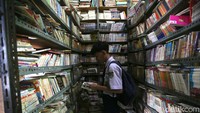 Berdasarkan keterangan dari pedagang, buku bekas tersebut menjadi daya tarik bagi pelajar karena menawarkan harga yang relatif murah mulai dari Rp 4.000 hingga Rp 50.000 perbuku.  