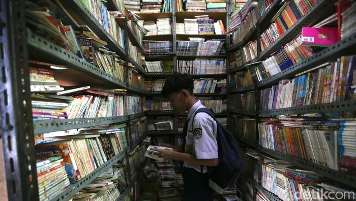 Pelajar Berburu Komik Bekas di Ciledug Sebuah toko buku bekas di Ciledug, Tangerang, Banten, banyak didatangi pelajar. Mereka berburu komik bekas.