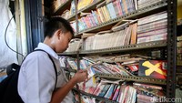 Beralihnya minat orang ke digital membuat penjualan buku bekas makin hari makin berkurang.  