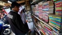 Namun para pelanggan setianya tetap sering balik ketempatnya untuk mencari komik atau novel.  