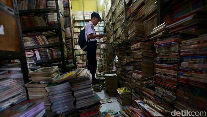 Sebuah toko buku bekas di Ciledug, Tangerang, Banten, banyak didatangi pelajar. Mereka berburu komik bekas.