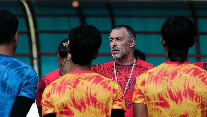 Pelatih Arem FC Ze Gomes