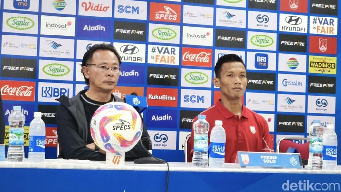 Pelatih Persis Solo, Ong Kim Swee, dan Bek Persis Solo, Eky Taufik, saat konferensi pers di Stadion Manahan Solo, Senin (13/1/2025) malam.