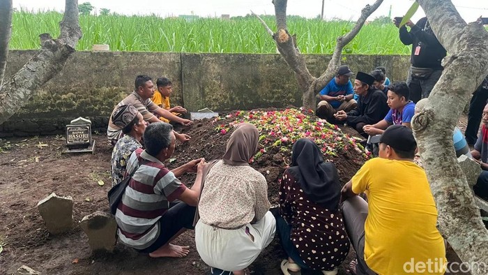 Pemakaman ibu dan anak korban ledakan di Mojokerto.