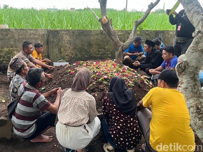 Pemakaman ibu dan anak korban ledakan di Mojokerto.