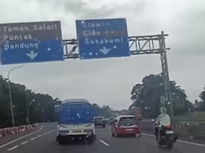 Pemotor masuk Tol Jagorawi di Bogor