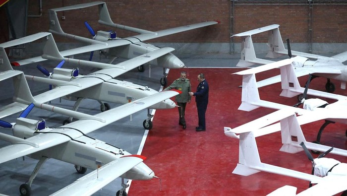 Penampakan 1.000 Drone Baru Militer Iran Iranian drones are displayed during a ceremony of the joining new drones to the Iranian Army's combat organisation in an undisclosed location in Iran, in this handout image obtained on January 13, 2025. Iranian Army/WANA (West Asia News Agency)/Handout via REUTERS ATTENTION EDITORS - THIS PICTURE WAS PROVIDED BY A THIRD PARTY. BEST QUALITY AVAILABLE.