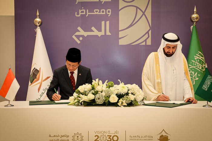 Menag Nasaruddin Umar (kiri) dan Menteri Haji dan Umrah Arab Saudi Tawfiq F. Al-Rabiah menandatangani MoU perhajian 1446 H/2025 M, Minggu (12/1/2025).