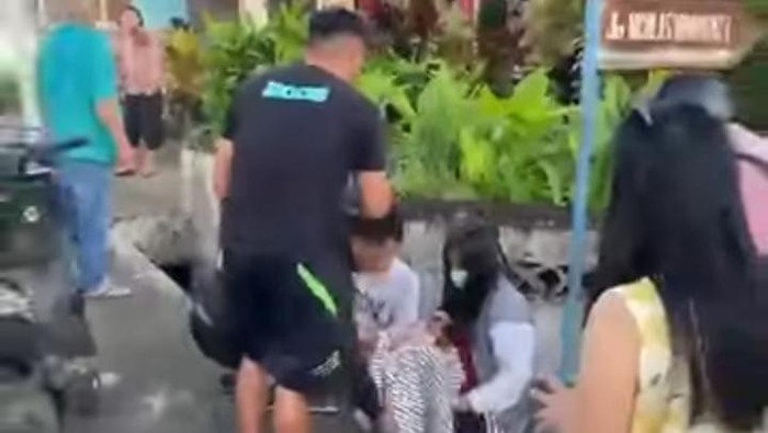 Warga di Kabupaten Minahasa, Sulawesi Utara (Sulut), dihebohkan dengan penemuan bayi perempuan dalam kantong plastik di selokan.