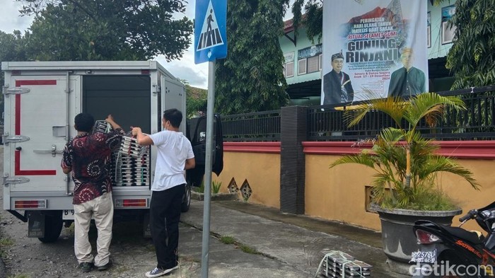 Pengangkutan wadah makan oleh petugas Badan gizi nasional di SMKN 3 Selong, NTB, Senin (13/01/2025). (Sanusi Ardi W/detikBali)
