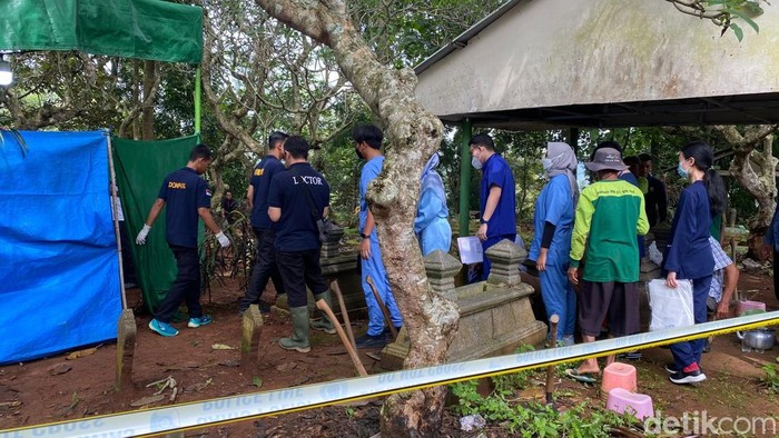 Proses ekshumasi makam Darso di TPU Sekrakal, Kelurahan Purwosari, Kecamatan Mijen, Kota Semarang, Senin (13/1/2025).