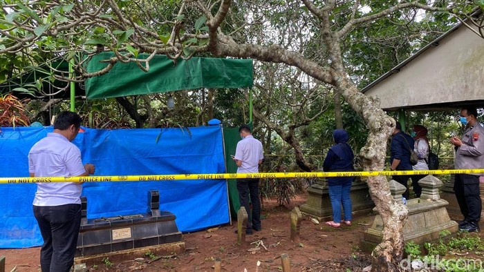 Proses ekshumasi makam Darso di TPU Sekrakal, Kelurahan Purwosari, Kecamatan Mijen, Kota Semarang, Senin (13/1/2025).