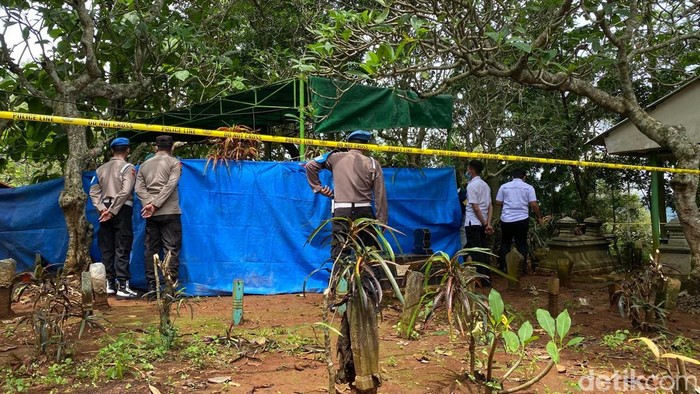 Proses ekshumasi makam Darso di TPU Sekrakal, Kelurahan Purwosari, Kecamatan Mijen, Kota Semarang, Senin (13/1/2025).