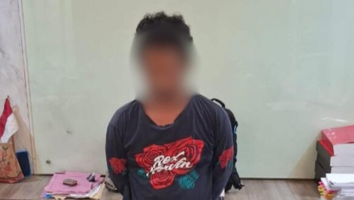 Pengedar narkoba berinisial IGC (41) yang ditangkap saat hendak bertransaksi di rumah kosong Lingkungan Abiantubuh Utara, Kelurahan Cakra Selatan Baru, Kecamatan Cakranegara, Mataram, NTB, Senin (13/1/2025). (Istimewa)