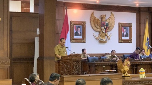 Pengumuman hasil penetapan pasangan calon gubernur dan wakil gubernur Bali terpilih periode 2025-2030 pada Rapat Paripurna ke-8 di DPRD Bali, Senin (13/1/2025). (Rizki Setyo/detikBali)