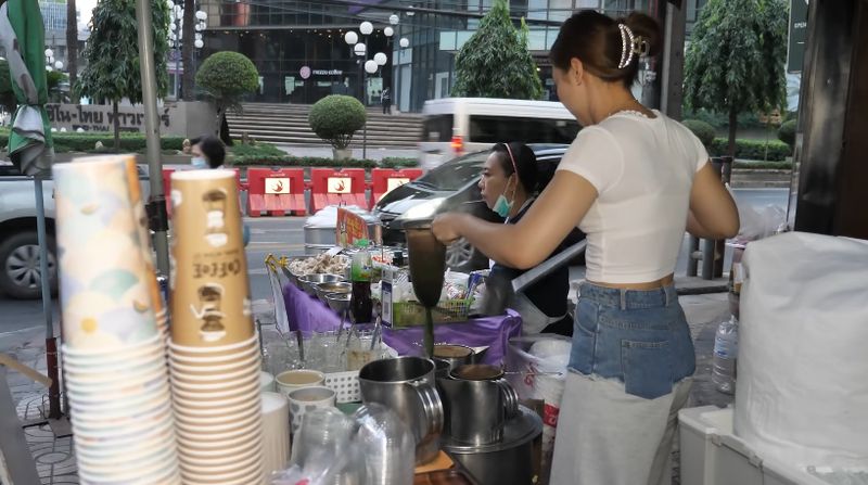 penjual cantik di Thailand jualan kopi dan Thai tea