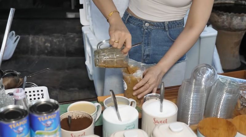 penjual cantik di Thailand jualan kopi dan Thai tea