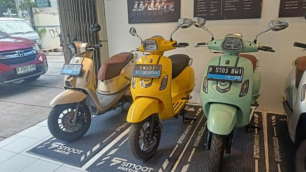 Penjualan motor listrik di awal tahun cukup tersendat imbas tidak adanya subsidi Rp 7 juta dari pemerintah. Pantauan CNBC Indonesia di dua diler motor listrik wilayah Jakarta Selatan pada Senin (13/1/2024) minim pengunjung yang datang. (CNBC Indonesia/Ferry Sandi) Penjualan motor listrik di awal tahun cukup tersendat imbas tidak adanya subsidi Rp 7 juta dari pemerintah. Pantauan CNBC Indonesia di dua diler motor listrik wilayah Jakarta Selatan pada Senin (13/1/2024) minim pengunjung yang datang. (CNBC Indonesia/Ferry Sandi)