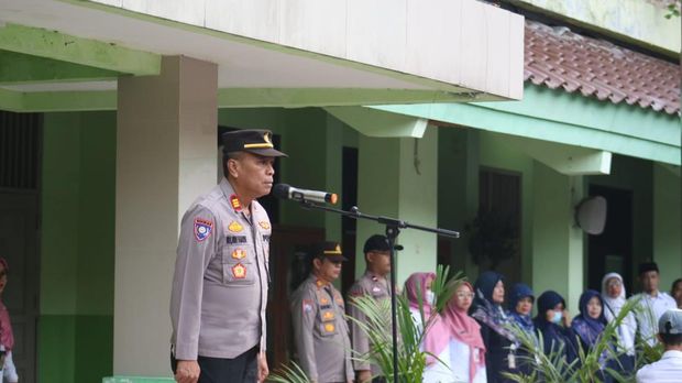 Personel Ditbinmas Polda Metro Jaya menjadi inspektur upacara bendera di SMA Jakarta.