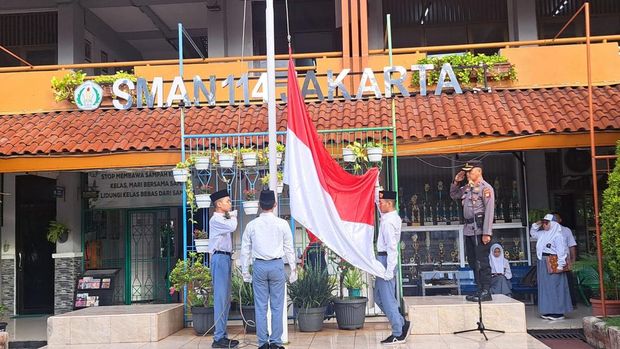 Personel Ditbinmas Polda Metro Jaya menjadi inspektur upacara bendera di SMA Jakarta.