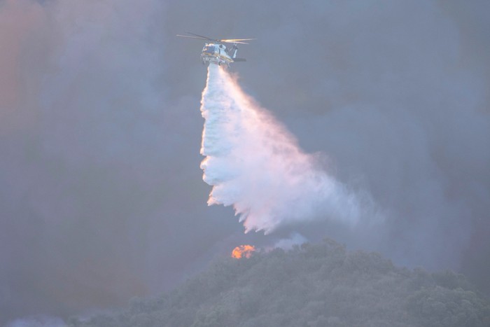 Upaya pemadaman kebakaran di Los Angeles terus dilakukan. Tidak hanya dari darat, pemadaman juga dilakukan lewat udara dengan mengerahkan pesawat dan helikopter.
