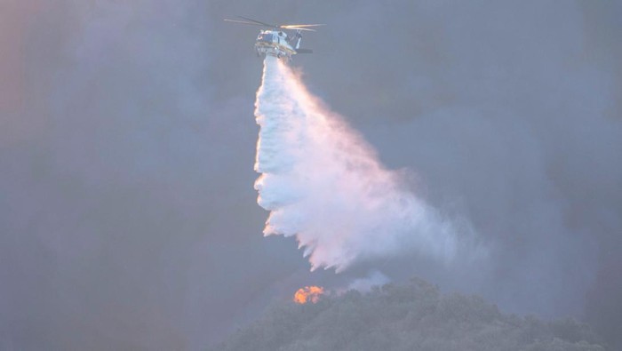 Upaya pemadaman kebakaran di Los Angeles terus dilakukan. Tidak hanya dari darat, pemadaman juga dilakukan lewat udara dengan mengerahkan pesawat dan helikopter.