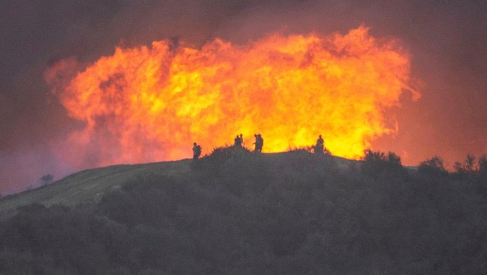 Pesawat dan Helikopter Dikerahkan untuk Atasi Kebakaran di Los Angeles Upaya pemadaman kebakaran di Los Angeles terus dilakukan. Tidak hanya dari darat, pemadaman juga dilakukan lewat udara dengan mengerahkan pesawat dan helikopter.