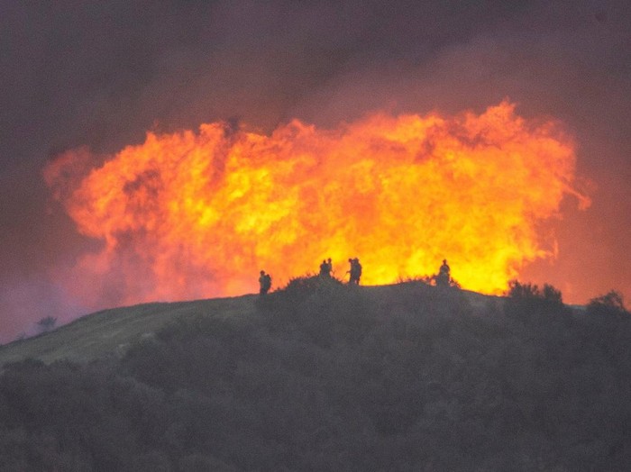 Upaya pemadaman kebakaran di Los Angeles terus dilakukan. Tidak hanya dari darat, pemadaman juga dilakukan lewat udara dengan mengerahkan pesawat dan helikopter.